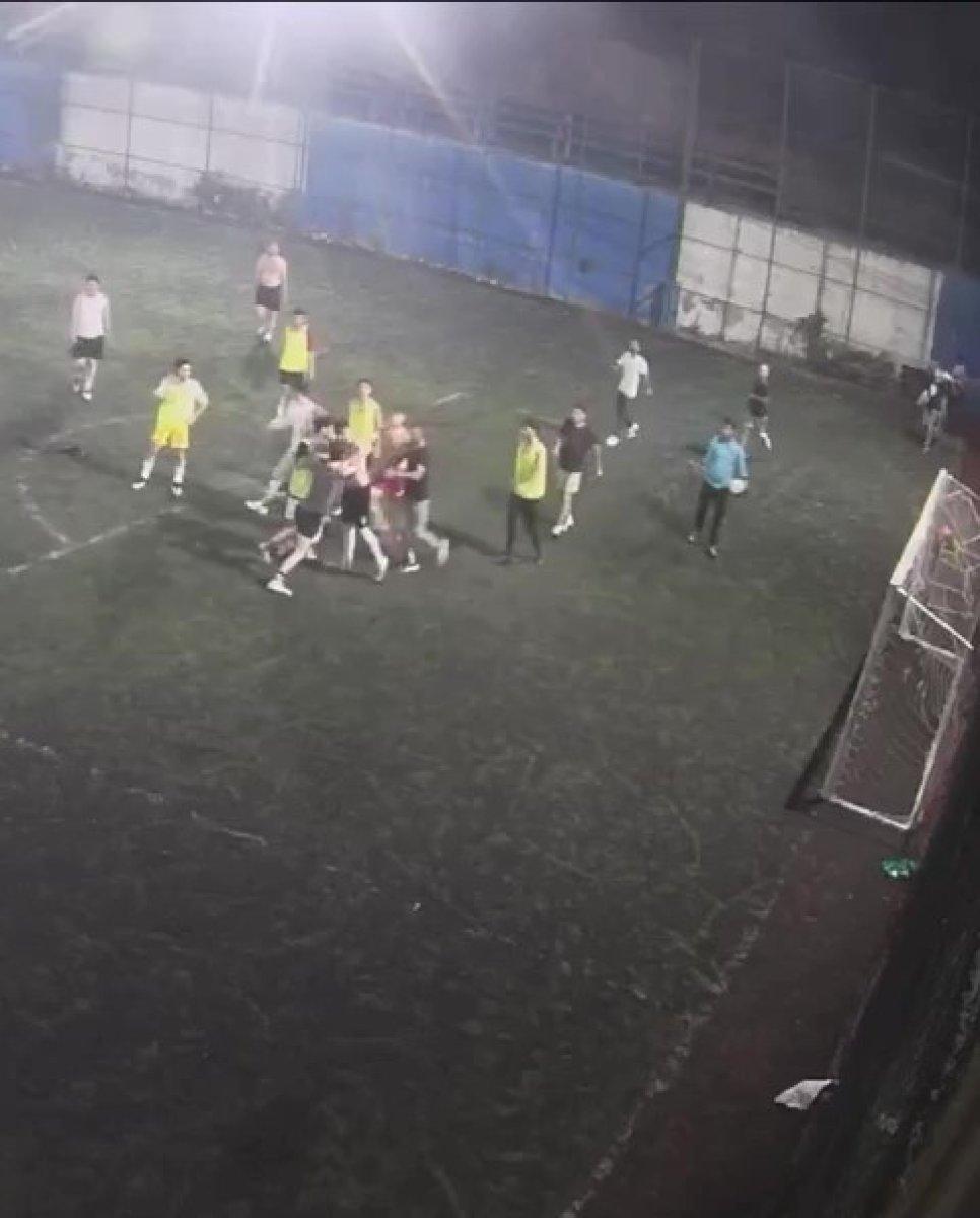 Ümraniye'deki halı sahada tekmeli yumruklu kavga