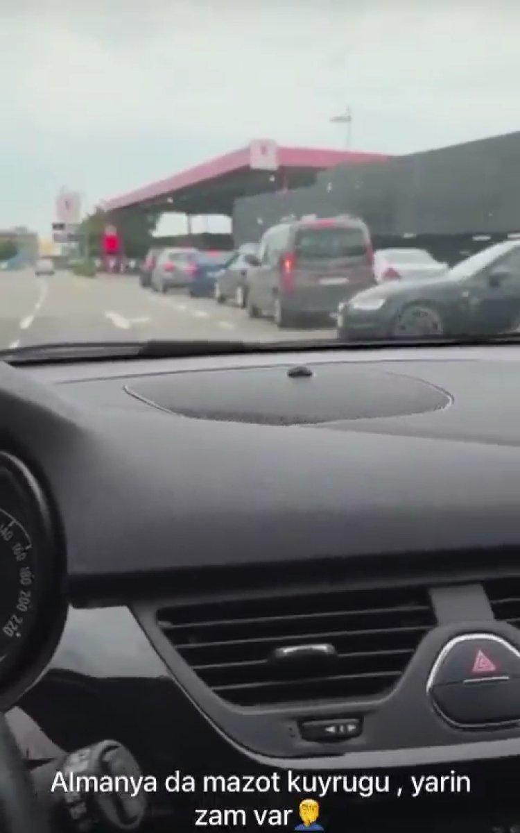 Almanya'da akaryakıta gelecek zam benzin istasyonlarında kuyruk oluşturdu