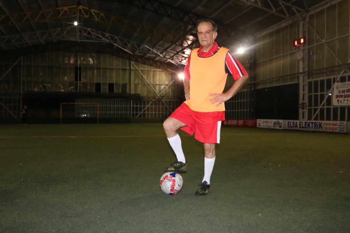 69 yaşındaki adam her hafta halı saha maçı yapıyor