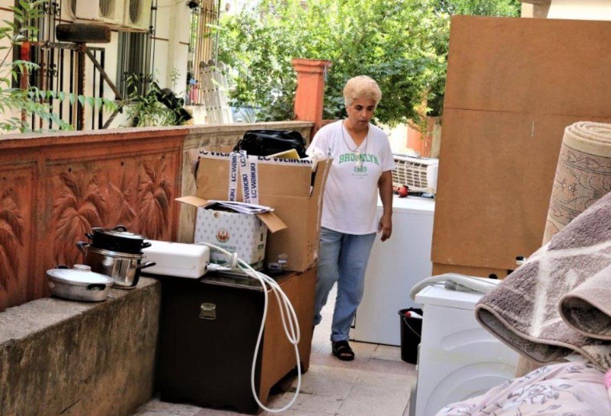 Antalya'da 4 çocuk annesi kadın eşyalarıyla evinden atıldı