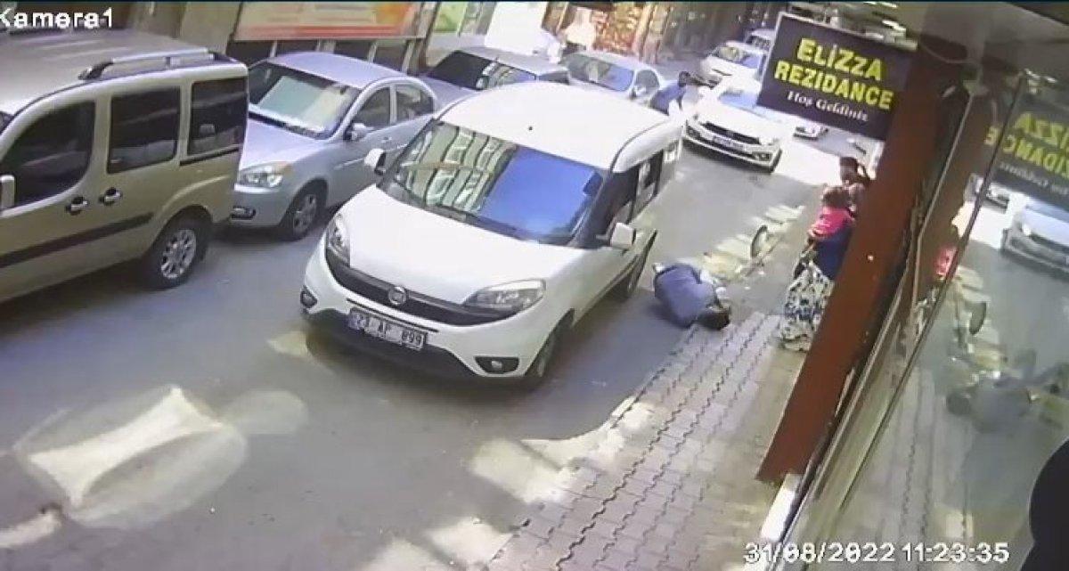 Elazığ'da market işletmecisi müşterilere bıçakla saldırdı