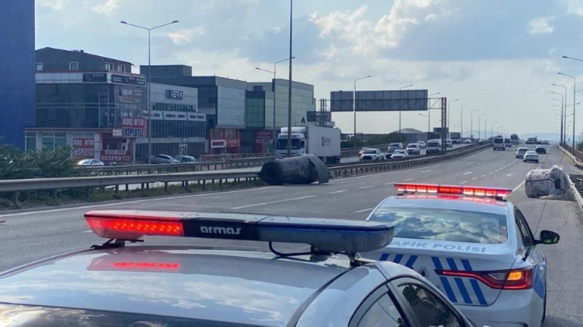 Kocaeli'de D-100 karayolunda lastiği patlayan tır bariyere girdi