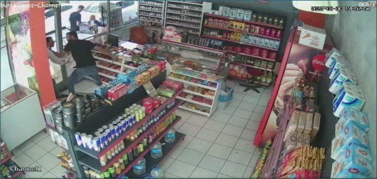 Elazığ'da market işletmecisi müşterilere bıçakla saldırdı