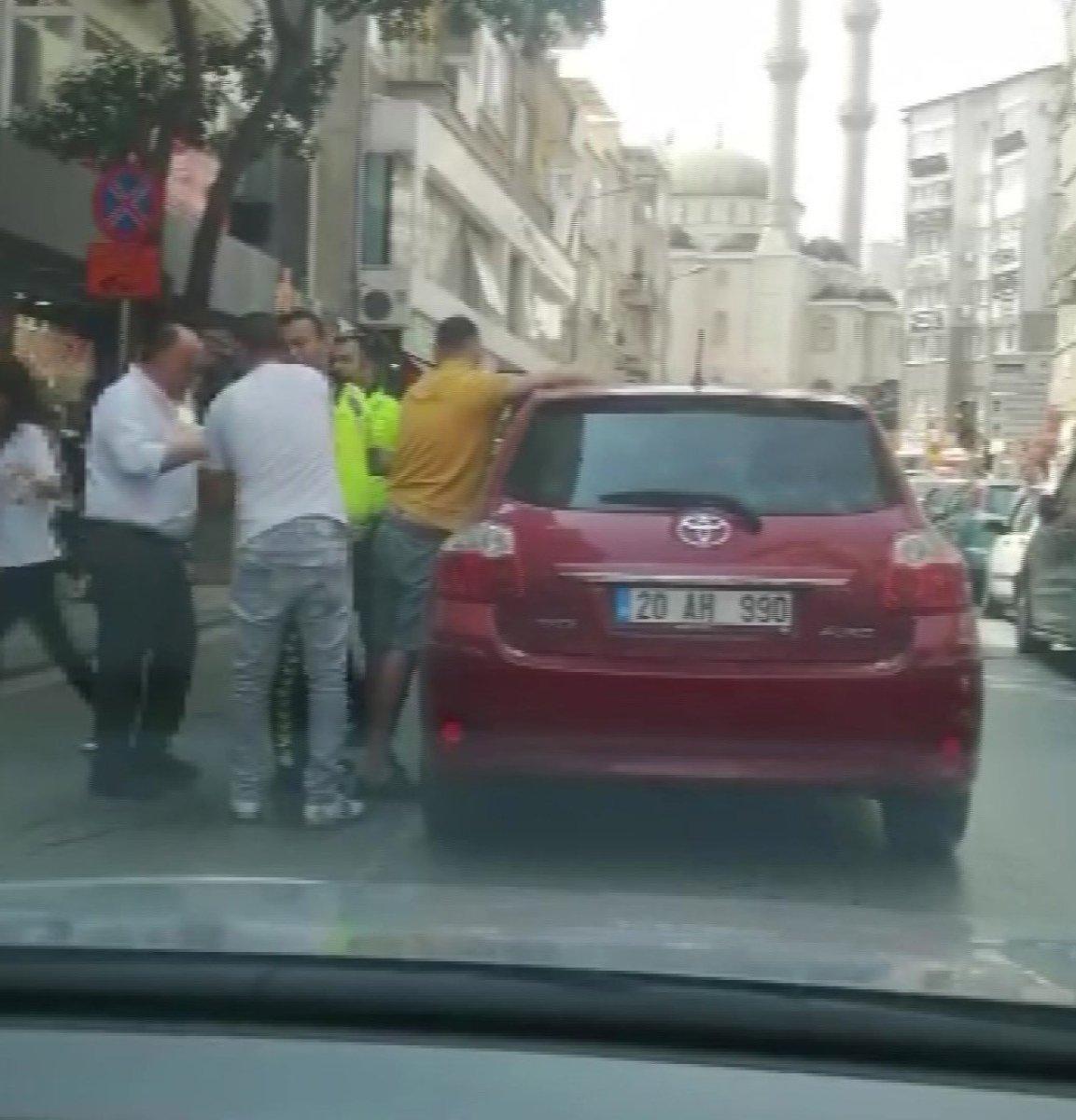 Denizli’de alkollü sürücünün engel olmadığı köpeğinin polisi ısırma anı