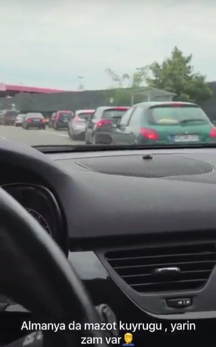 Almanya'da akaryakıta gelecek zam benzin istasyonlarında kuyruk oluşturdu