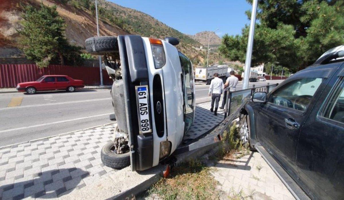 Gümüşhane'de yayaya çarpmamak için manevra yapan minibüs yan yattı