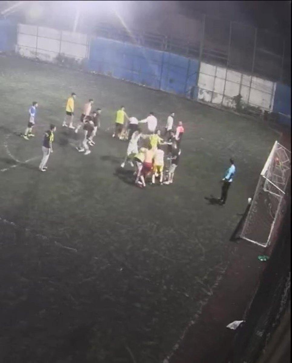 Ümraniye'deki halı sahada tekmeli yumruklu kavga