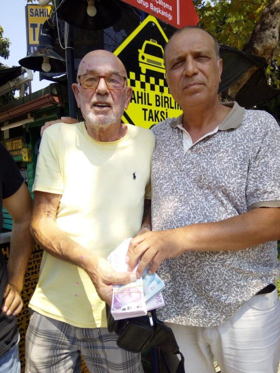 Muğla'da İngiliz uyruklu bir kişi takside unuttuğu çantasına kavuştu