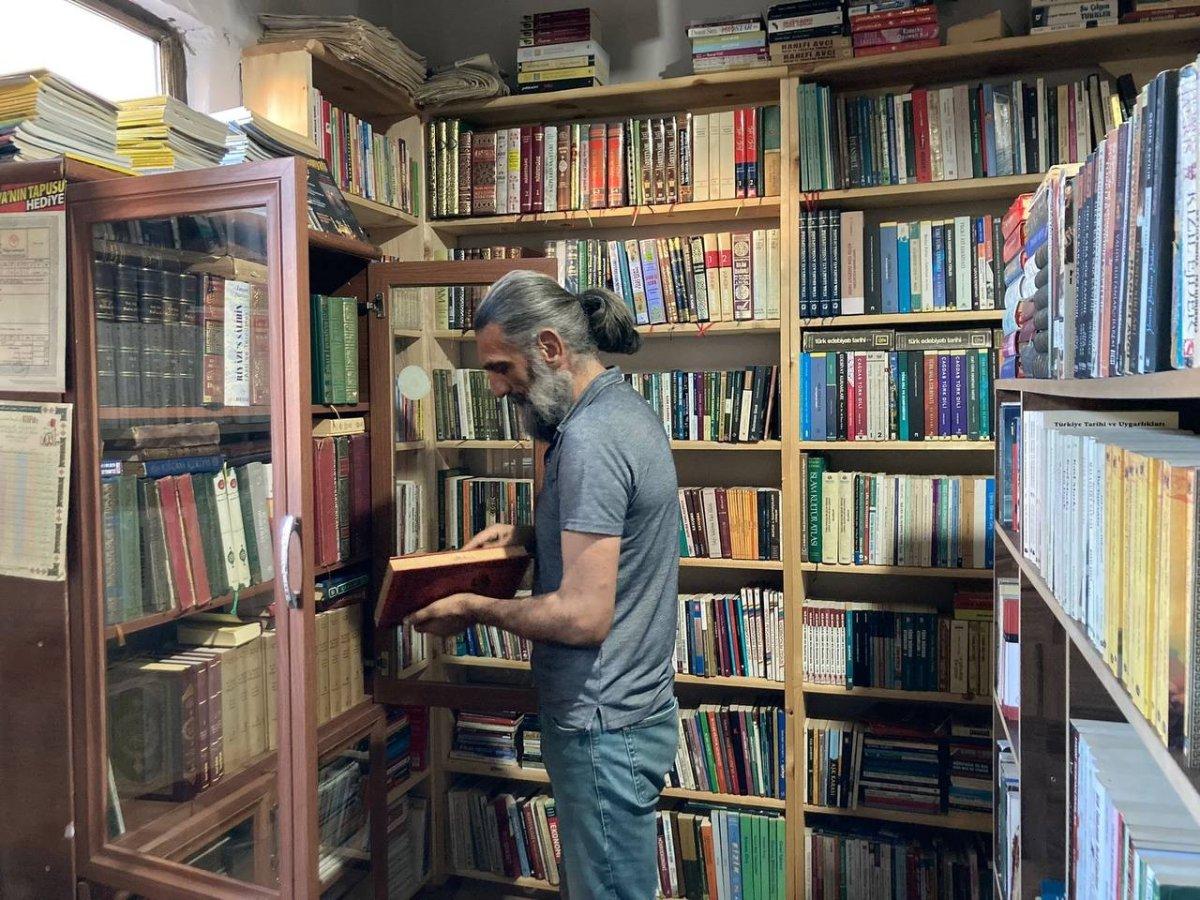 Bayburt'ta 46 yaşındaki sahaf, üniversiteyi kazandı