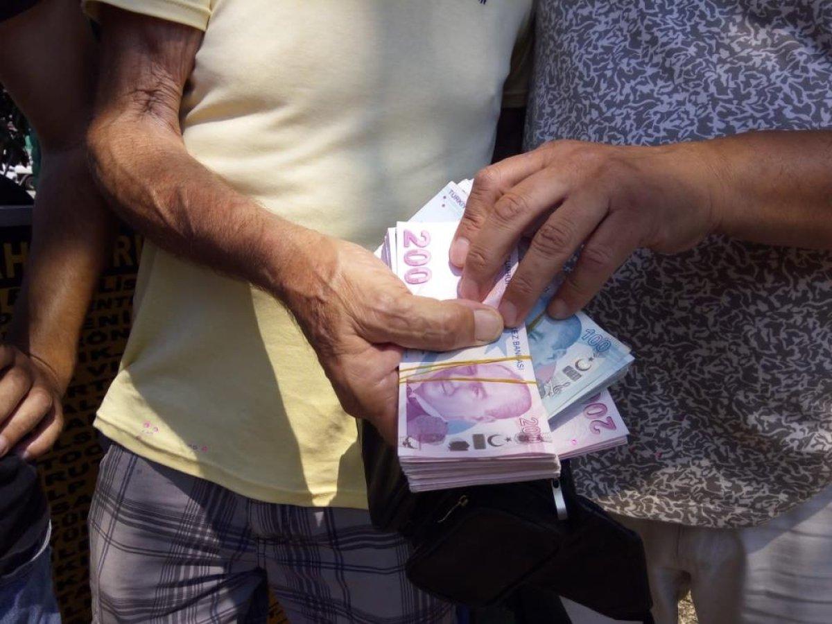 Muğla'da İngiliz uyruklu bir kişi takside unuttuğu çantasına kavuştu