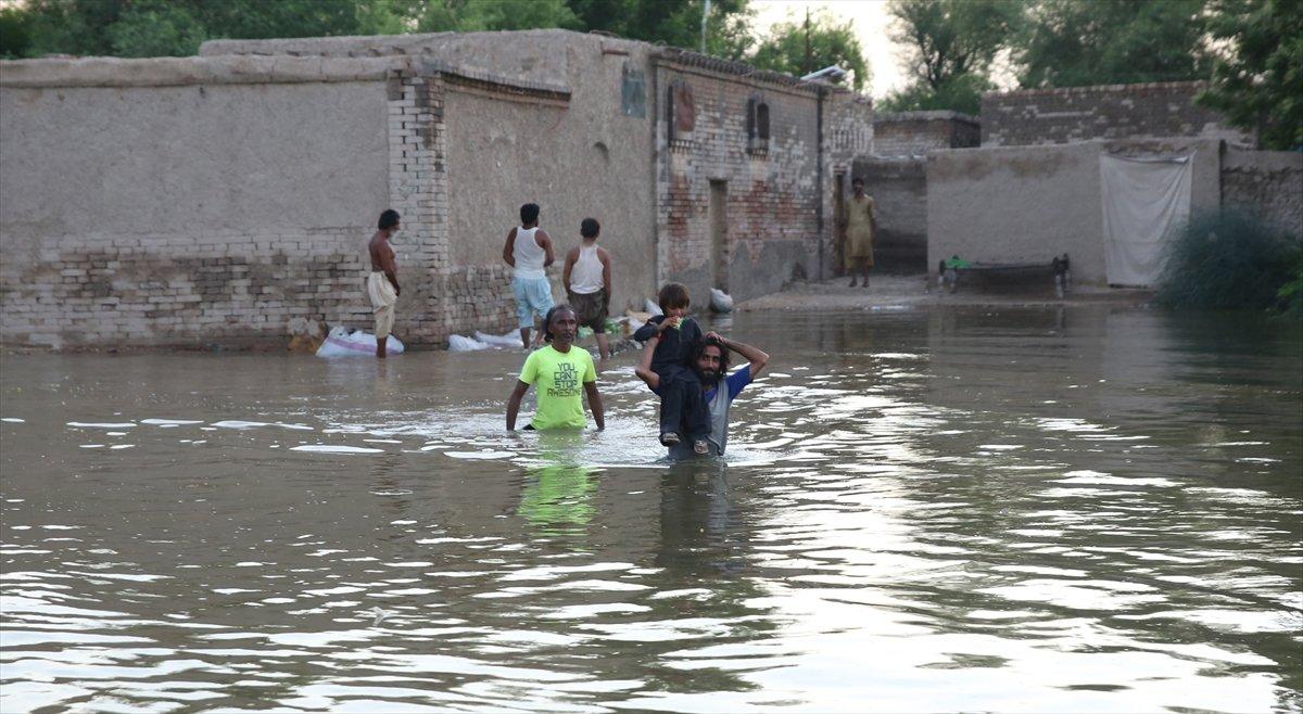 Süleyman Soylu ve Murat Kurum, selden etkilenen Pakistan'da