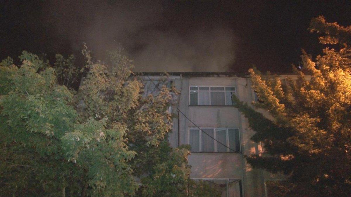 Kayseri’de bulunan apartmanın çatı katında yangın çıktı