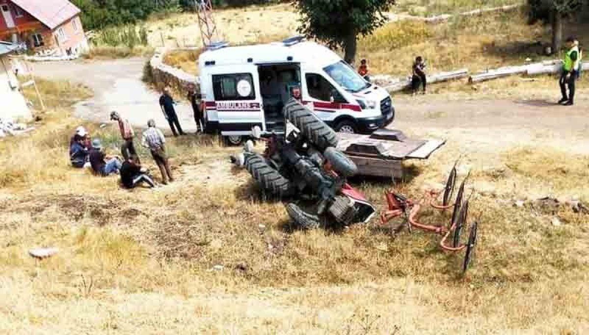 Bayburt'ta traktör şarampole devrildi