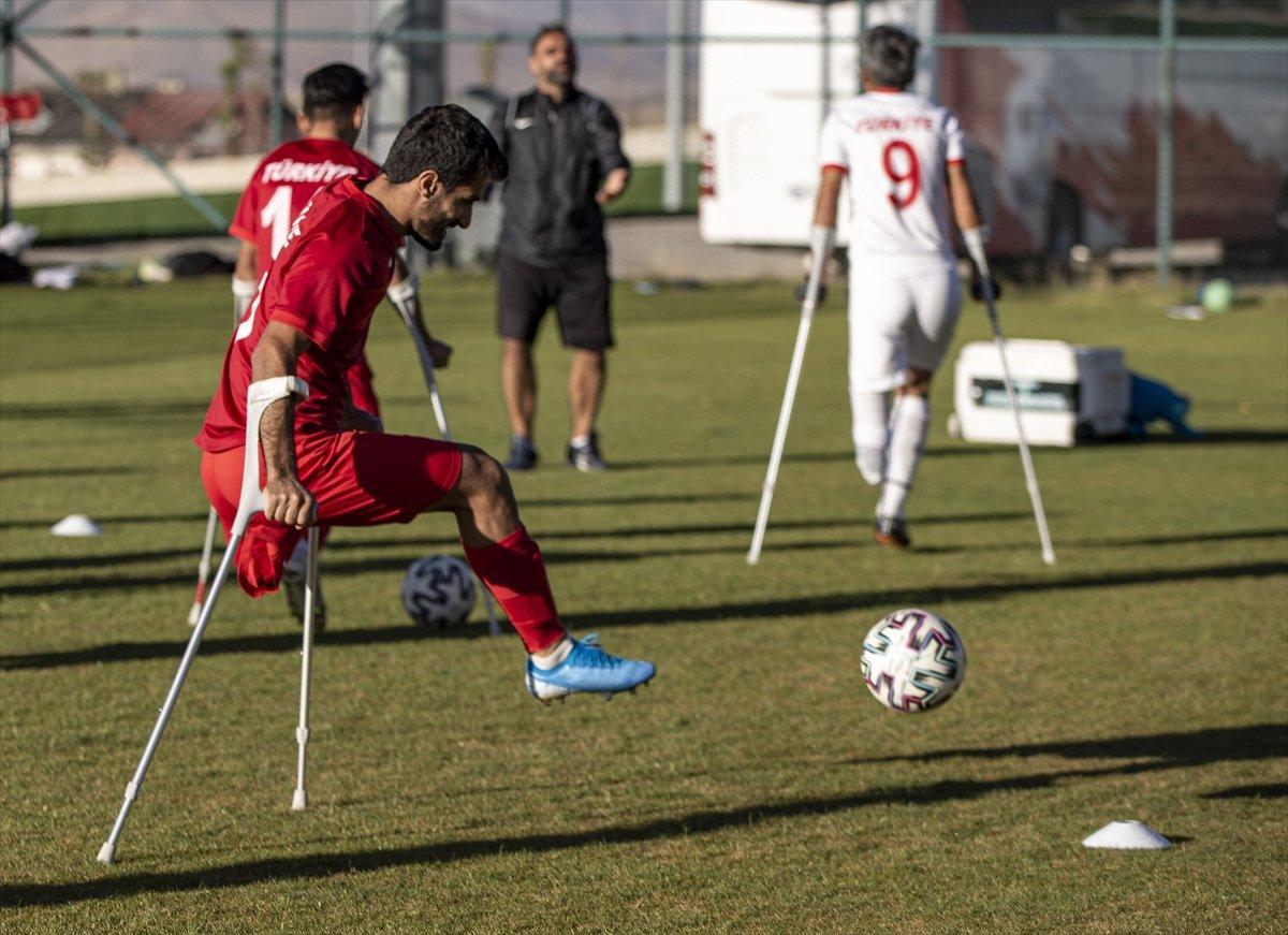 Van depreminde ayağını kaybeden Okan Şahiner'in milli futbolculuk hikayesi