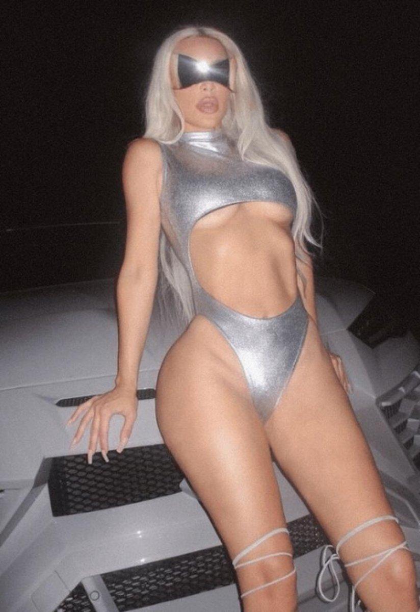 Kalçalarını eriten Kim Kardashian'dan yeni poz