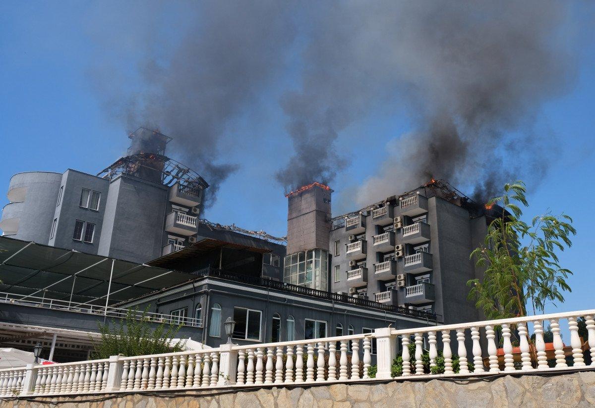 Alanya'da 5 yıldızlı otelin çatısında yangın çıktı