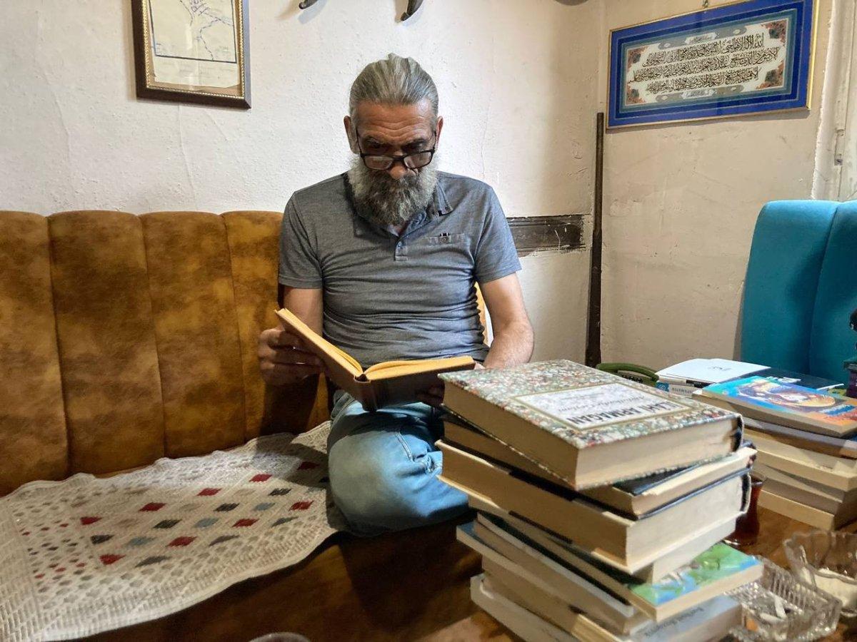 Bayburt'ta 46 yaşındaki sahaf, üniversiteyi kazandı