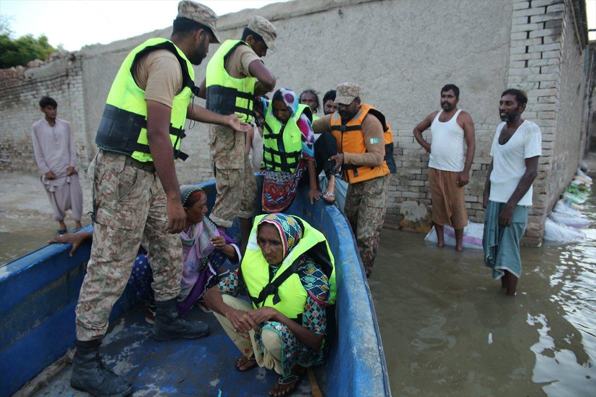 Süleyman Soylu ve Murat Kurum, selden etkilenen Pakistan'da