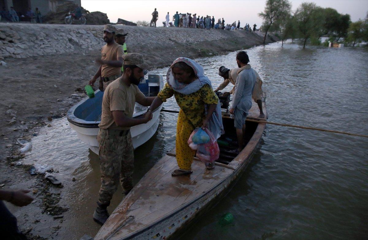 Süleyman Soylu ve Murat Kurum, selden etkilenen Pakistan'da