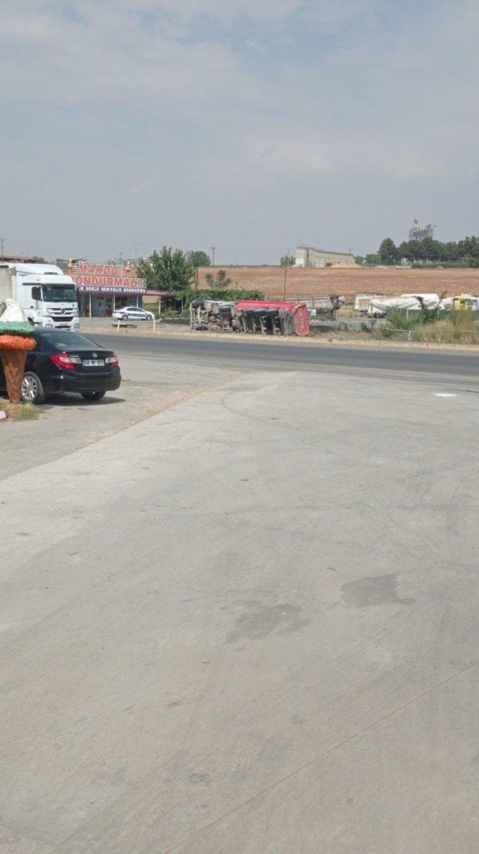 Kahramanmaraş'ta yan yatan kamyonun kaza anı