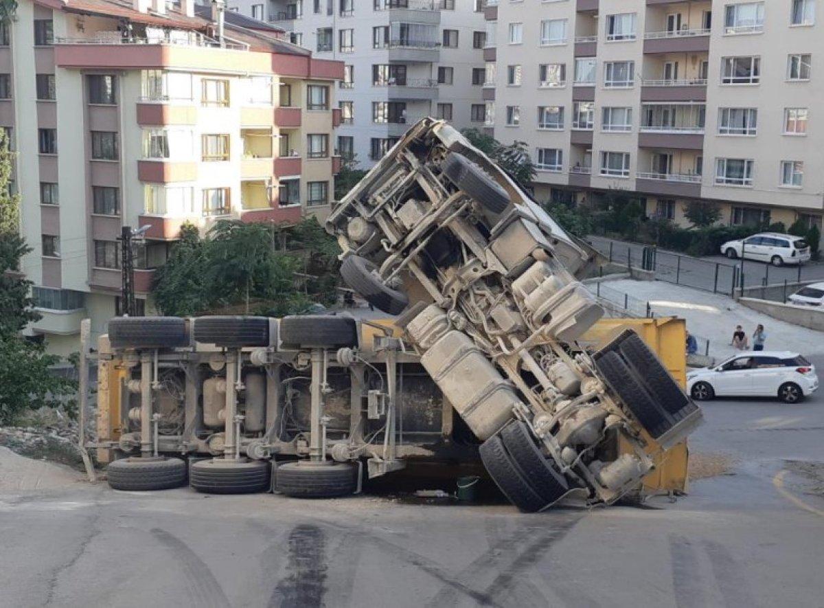 Ankara'da yokuşu çıkmaya çalışan hafriyat kamyonu devrildi
