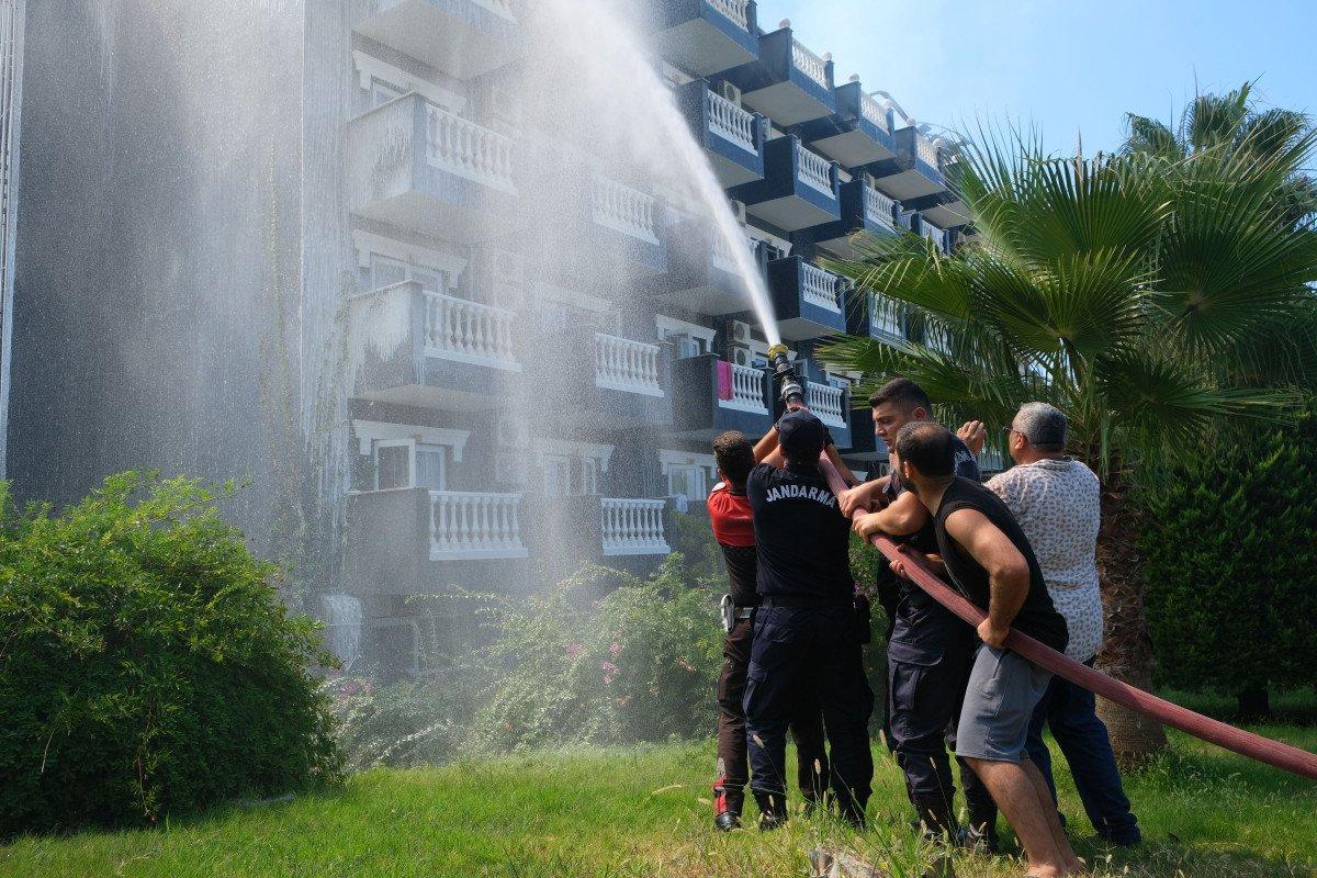 Alanya'da 5 yıldızlı otelin çatısında yangın çıktı