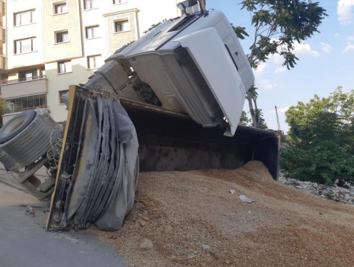 Ankara'da yokuşu çıkmaya çalışan hafriyat kamyonu devrildi