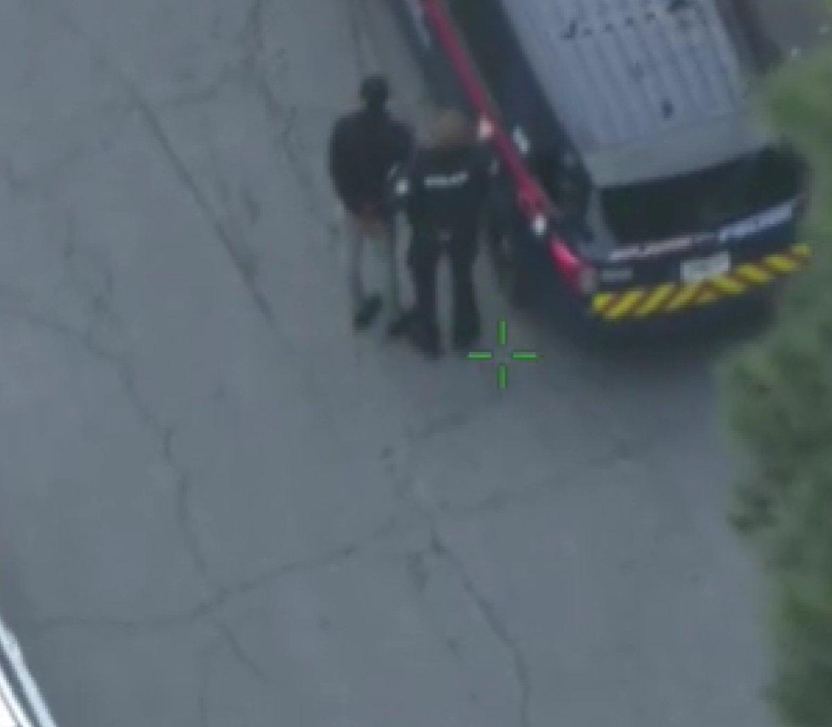 ABD polisi, kaçan şüpheliyi yakalamak için göle atladı