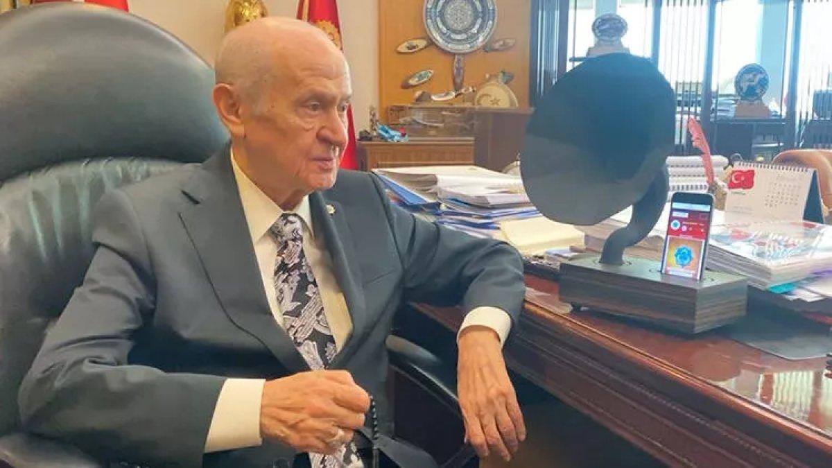 Devlet Bahçeli, ismini koyduğu radyo kanalı 'Efebey'in ilk yayınını dinledi