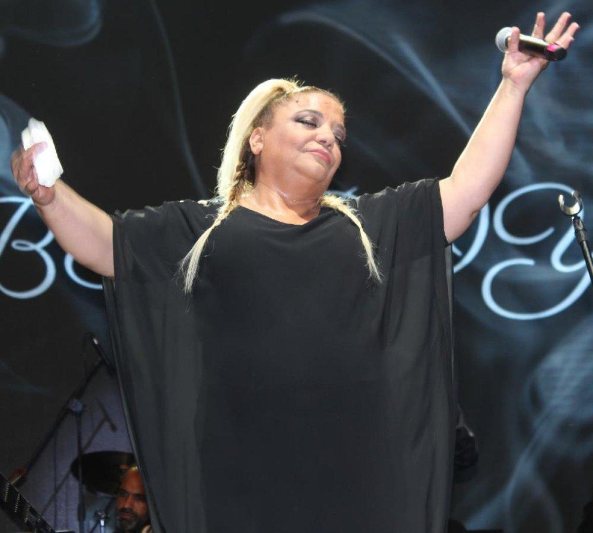 Annesini yeni kaybeden Kibariye'nin dinleyicilerinden isteği duygulandırdı