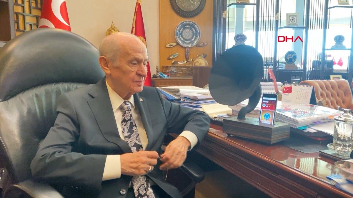 Devlet Bahçeli, ismini koyduğu radyo kanalı 'Efebey'in ilk yayınını dinledi