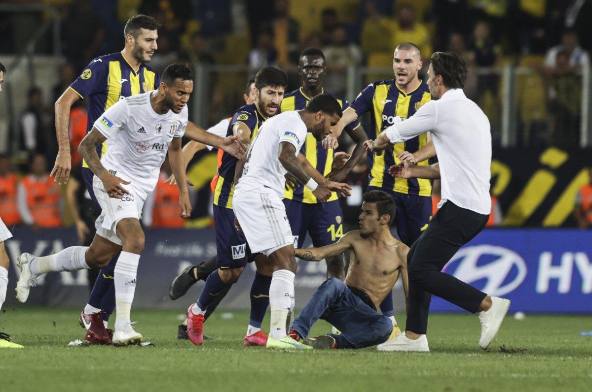 Ankaragücü taraftarı Beşiktaşlı futbolculara saldırdı