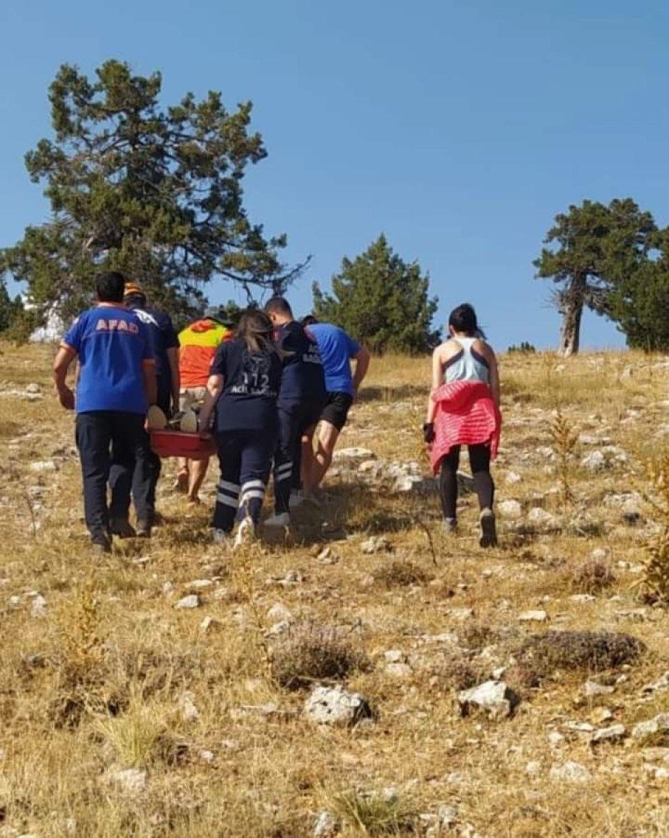 Denizli'de yamaç paraşütü yaparken kırsal alana düştü