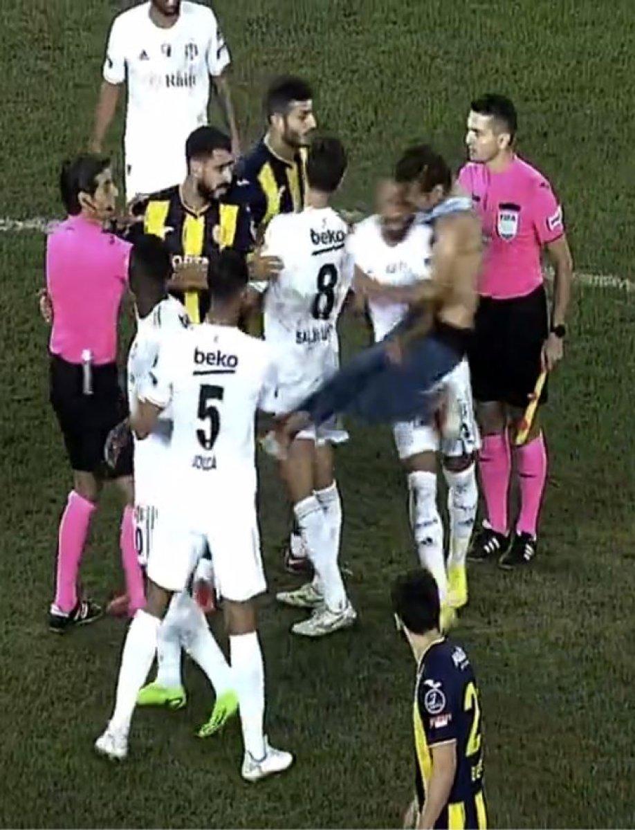 Ankaragücü taraftarı Beşiktaşlı futbolculara saldırdı