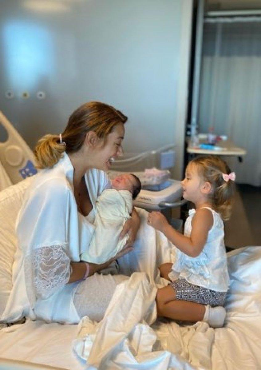 Yeniden anne olan Seda Bakan'dan kızlarıyla poz