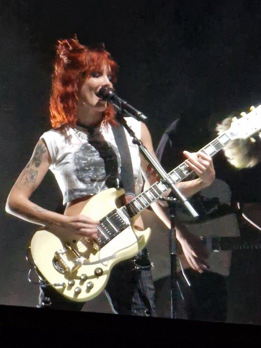 Halsey, İstanbul konserinde Türkçe konuştu