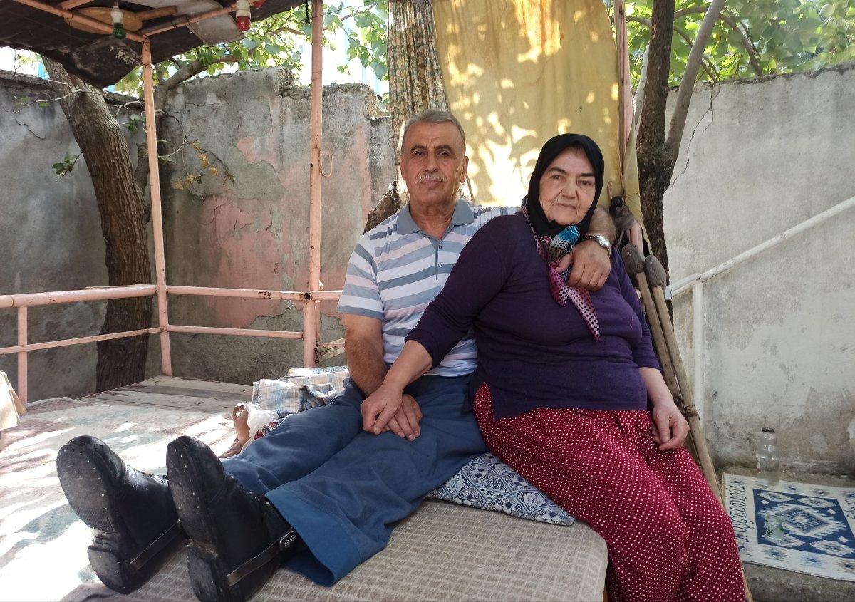 Kahramanmaraş'ta 37 yıldır yatalak eşine bebek gibi bakıyor