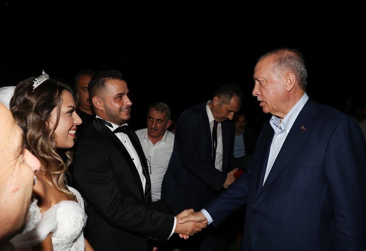 Cumhurbaşkanı Erdoğan gençlere çay ısmarladı