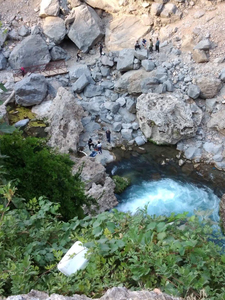 Adana’da terliğini almak için şelaleye giren kız çocuğu boğuldu