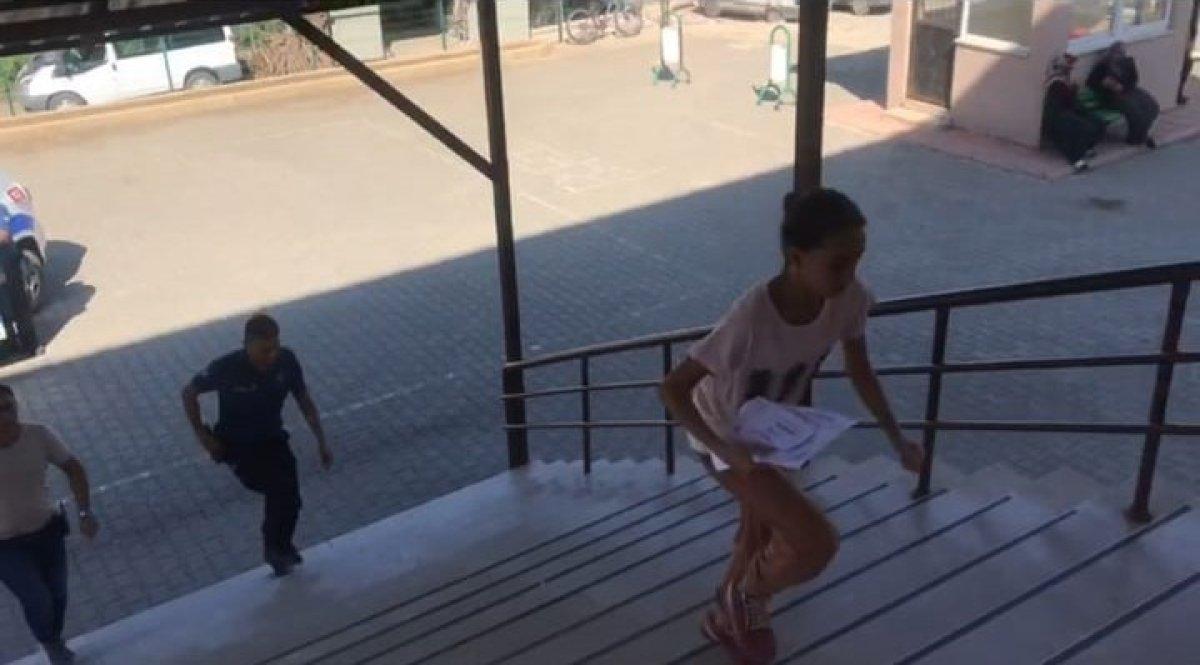 Adana'da sınav öncesi kimliğini unutan öğrencinin imdadına polis yetişti