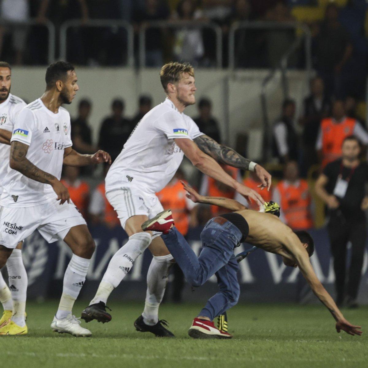 Ankaragücü taraftarı Beşiktaşlı futbolculara saldırdı