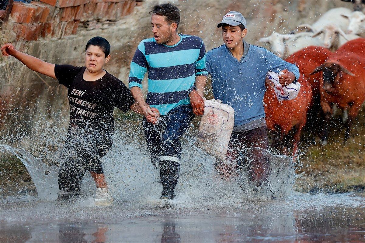 Burdur'da sudan koyun geçirme yarışması