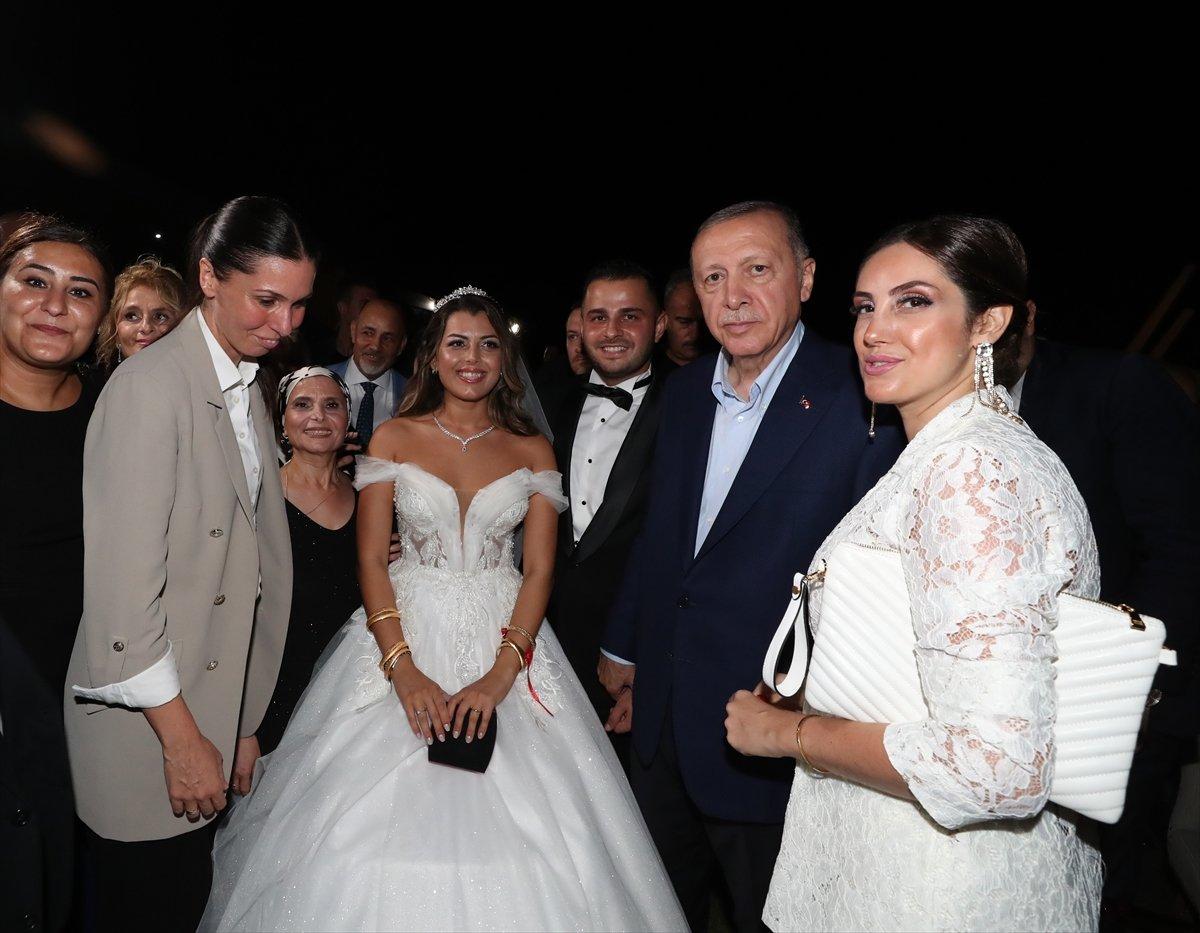 Cumhurbaşkanı Erdoğan gençlere çay ısmarladı