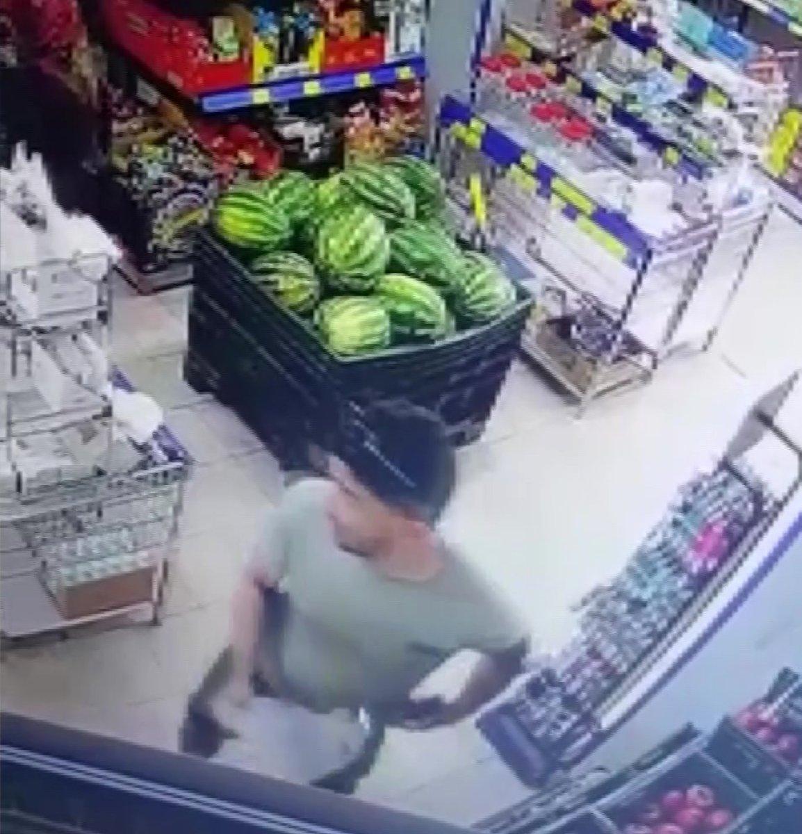 Denizli'de markette unutulan cep telefonunun çalındığı anlar kamerada