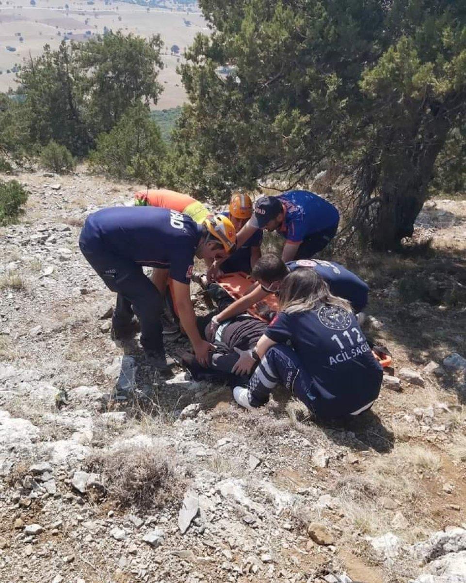 Denizli'de yamaç paraşütü yaparken kırsal alana düştü