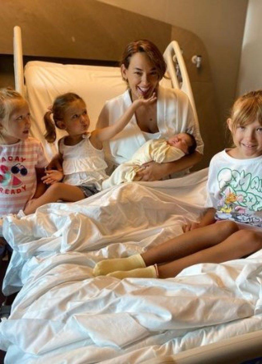 Yeniden anne olan Seda Bakan'dan kızlarıyla poz