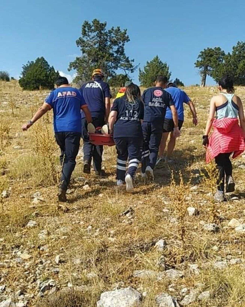 Denizli'de yamaç paraşütü yaparken kırsal alana düştü