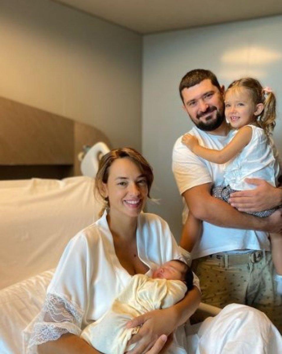 Yeniden anne olan Seda Bakan'dan kızlarıyla poz