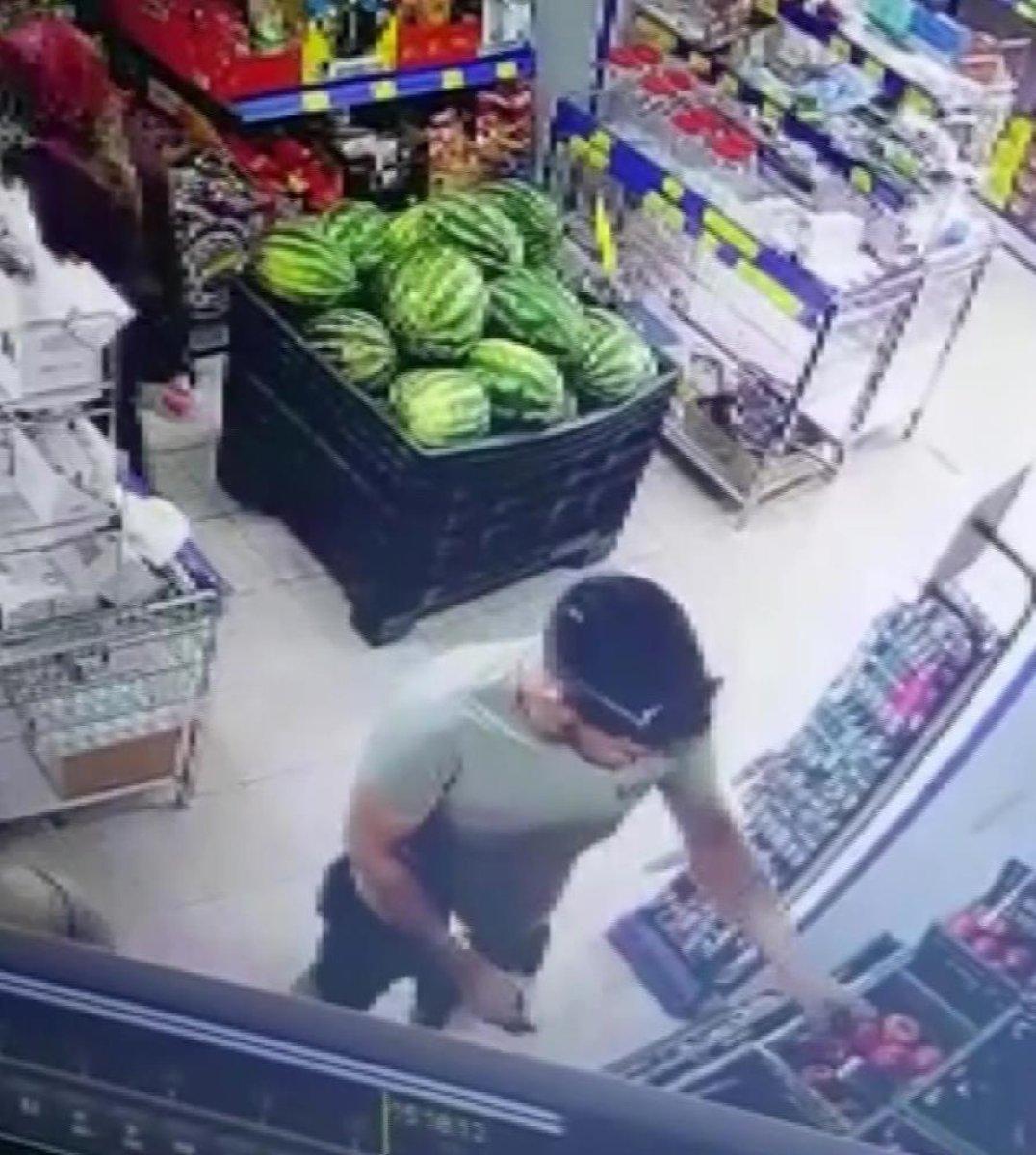 Denizli'de markette unutulan cep telefonunun çalındığı anlar kamerada