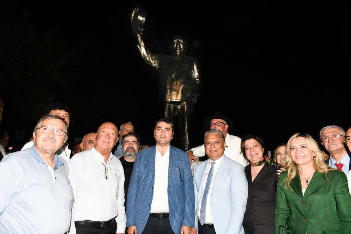 CHP'li Muratpaşa Belediyesi, Süleyman Demirel'in heykelini dikti